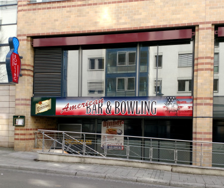 Außenansicht American Bowling in Halle im Charlottencenter