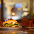 Burger beim Bowling in Halle
